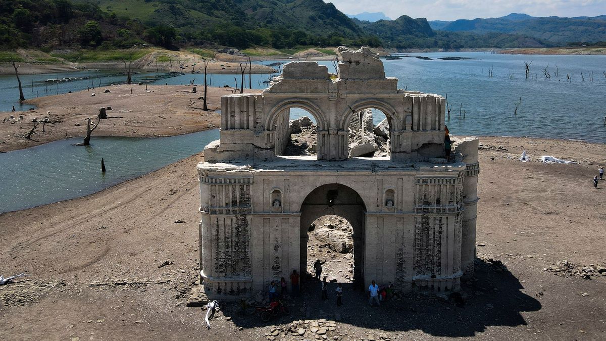 Fotky: Přišlo sucho a mexický kostel zatopený desítky let se vynořil z přehrady